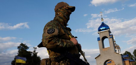 Das ukrainische »Krim«-Bataillon an einem Checkpoint in Kiew (28...