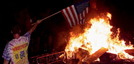 Aufpeitschen, anheizen: Stage in Flammen