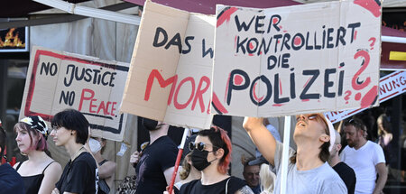 Offene Fragen: Demonstrierende fordern Gerechtigkeit und pranger...