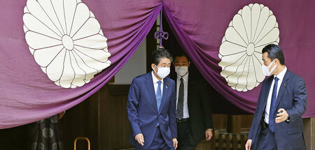 Expremierminister Abe besucht den Yasukuni-Schrein, Symbol des j...