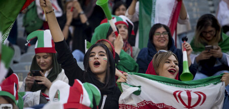 Bock auf Fußball: Weibliche Fans im Iran (WM-Qualifikationsspiel