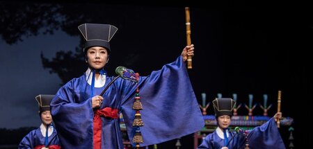 Wie überträgt man eine koreanische Ahnenzeremonie der Vormoderne...