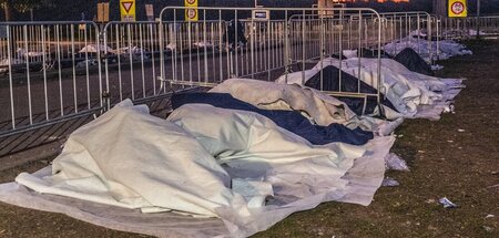 Derzeit übernachten zirka 700 Menschen vor dem Asylzentrum unter...