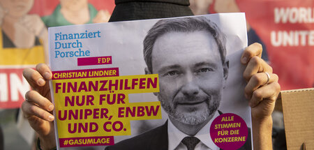 »Lindner raus – Umverteilung jetzt!«: Demonstration vor der FDP-...