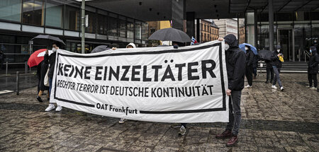 Bei Urteilsverkündigung wiesen Demonstranten auf rechte Terrorne...