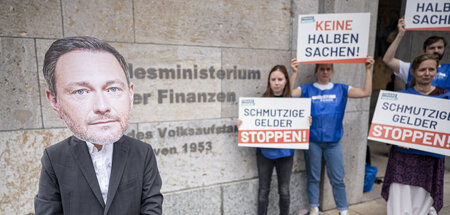 Aktivisten der Bürgerbewegung »Finanzwende« protestieren vor dem...