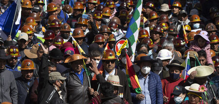 Boliviens Präsident Luis Arce inmitten von Bergarbeitern am Donn...