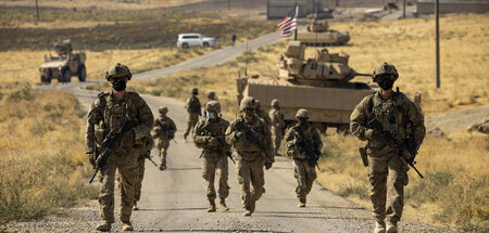 US-Soldaten patrouillieren unweit der nordsyrischen Stadt Kamisc...