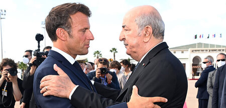 Macron (l.) und sein algerischer Amtskollege Tebboune am Sonnabe...