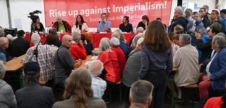 Gebannt verfolgt: Diskussion im »Debattenzelt« am Sonntag auf de...