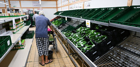 Angewiesen auf Almosen: Menschen kaufen in einem »Tafelladen« üb...