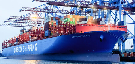 Das chinesische Containerfrachtschiff COSCO Shipping Leo liegt a...