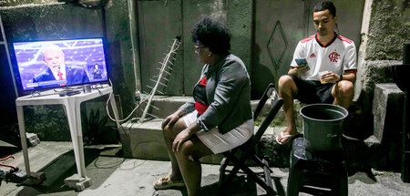 Einwohner Rio de Janeiros verfolgen am Sonntag das TV-Duell der ...
