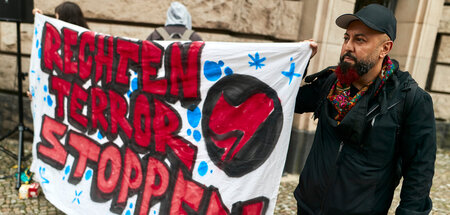 Protest vor Prozessbeginn von Ferat Kocak (r.) und anderen Nazig...