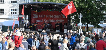 Vorne eine der Bühnen auf dem UZ-Pressefest, hinten das Karl-Lie...