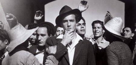 Vittorio Gassman (M.) in dem neorealistischen Filmklassiker »Bit...