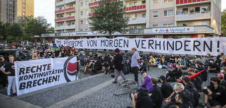 Solidarität mit Opfern rechten Terrors: Demonstrierende am Monta...