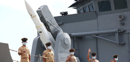 Taiwanesische Matrosen vor einer von den USA gebauten Rakete auf...