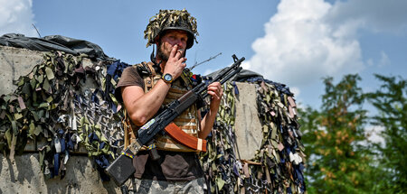 Ukrainischer Soldat in einer Stellung nahe der Frontlinie unweit...