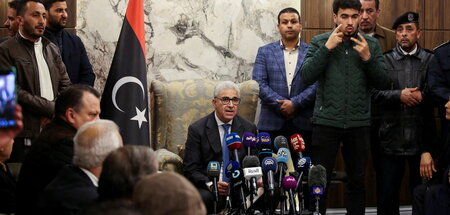 Hat nun einen Haftbefehl am Hals: Baschagha (Mitte) am 10. Febru...