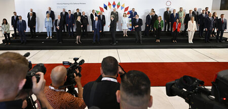 Fototermin der EU-Verteidigungsminister in Prag am Dienstag