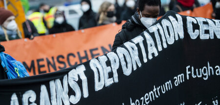 Gegen das Abschiebzentrum am Flughafen BER: Demo in Schönefeld (...