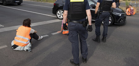 Auch am Folgetag blockierten Anhänger der Gruppe Straßen in Berl