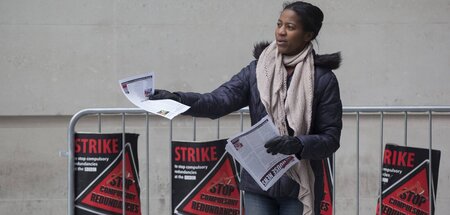 Kämpfen für mehr Lohn: Streikposten der Journalistengewerkschaft...