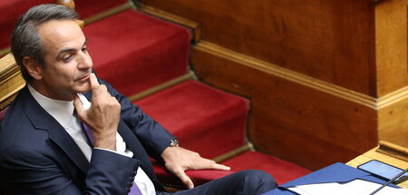 Premier Mitsotakis folgt der Parlamentsdebatte zum Abhörskandal ...