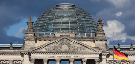 Schon mal einen Zirkus mit Flachdach gesehen? Reichstag mit Kupp...