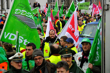 Auch in Saarbrücken gingen am Donnerstag Tausende
Beschäftigte ...