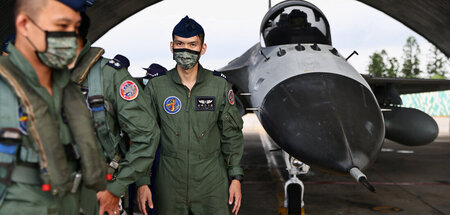 Piloten auf einem Luftwaffenstützpunkt auf den Penghu-Inseln, Ta...