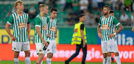 Die nächste Blamage: Spieler von Rapid Wien nach dem Debakel geg...