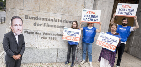 Offene Ohren? Aktivisten fordern vom Ministerdouble härteres Vor...