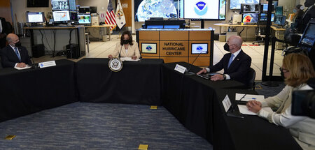 NOAA-Chef Richard Spinrad (links) neben Kamala Harris im Nationa