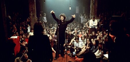Mikis Theodorakis 1971 bei einem Konzert in Hamburg