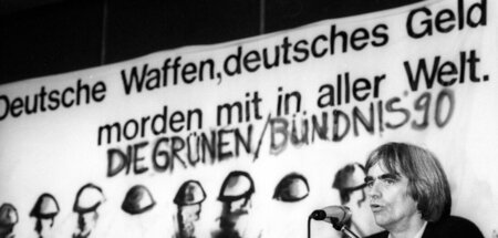Hans-Christian Ströbele am Rednerpult beim Wahlkampfauftakt der ...