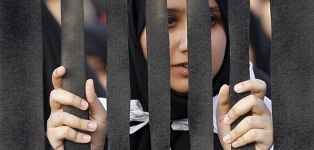 Eine Demonstrantin fordert die Freilassung politischer Gefangene...