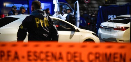 Abgesperrter Tatort vor dem Wohnhaus von Fernández de Kirchner i...