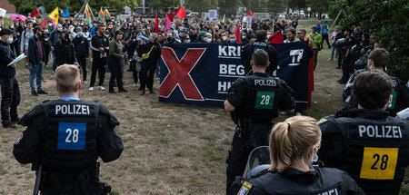 »Krieg beginnt hier«: Demonstranten nahe dem Kasseler Firmengelä...