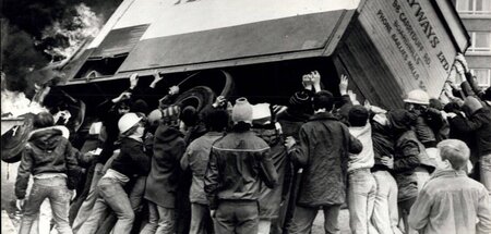 Wütende Demonstranten werfen nach dem Tod des IRA-Mitglieds Bobb...