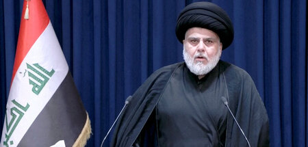 Der schiitische Geistliche Muktada Al-Sadr bei einer Pressekonfe...