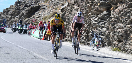 Noch 1:34 Minuten: Primoz Roglic (l.) jagt Remco Evenepoel (4.9....