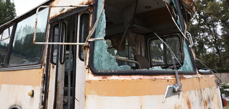 Zerstörter Bus in Kamjanka-Dniprowska nach einem Militärschlag d...