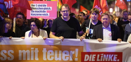 In der ersten Reihe: Sören Pellmann (Mitte) am Montag auf der De...