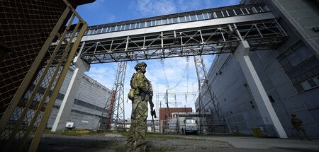 Unter Kontrolle: Russischer Soldat in einem Bereich des AKW Sapo...