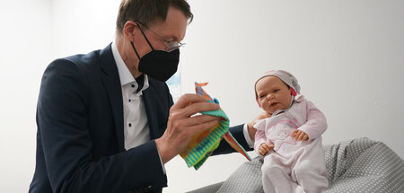 Minister Karl Lauterbach mit Baby-Dummy im Gesundheitskiosk Bill...
