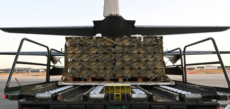 Munition für die Ukraine wird auf der Air Base Ramstein in eine ...