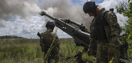 Ukrainische Soldaten schießen mit US-Haubitze »M-777« (Charkiw, ...
