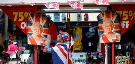 Schnäppchen zum Abschied: Um 75 Prozent reduzierter Queen-Kitsch... Schnäppchen zum Abschied: Um 75 Prozent reduzierter Queen-Kitsch...